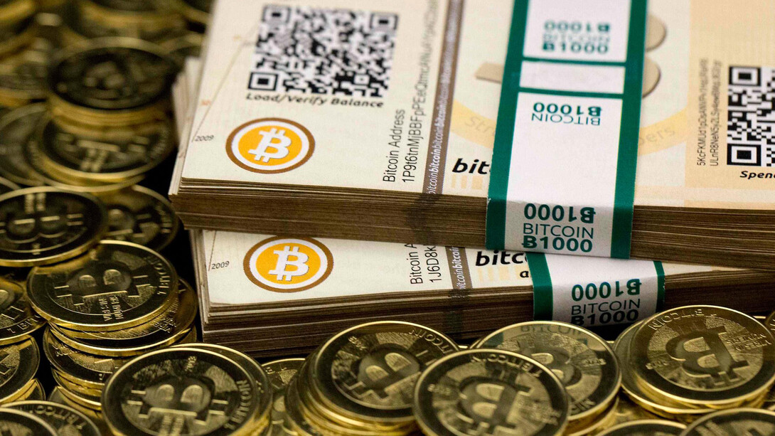 Billetes y monedas de Bitcoin