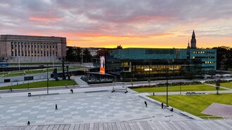 Fotografía de Alan Guerra. Parlamento y casa de la música en Helsinki, Finlandia