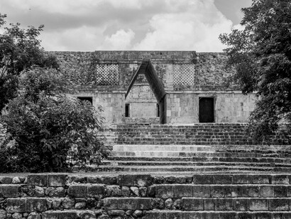 Entrada al Cuadrángulo de los pájaros en el complejo arqueológico de Uxmal, Yucatán, México