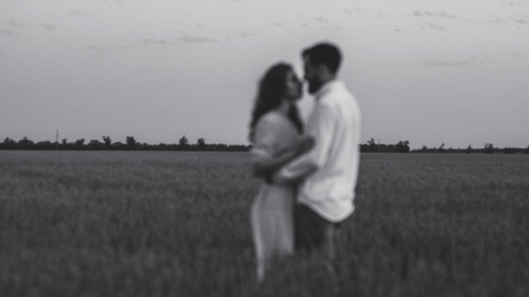 Pareja de enamorados en una pradera. Besémonos con ternura, con inocencia, con pasión, con el alma… 