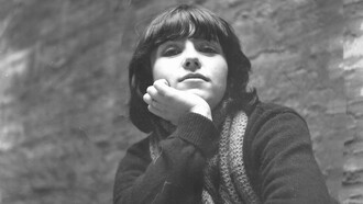 Gloria ha una prospettiva futura di funzionaria dell’UDI (Unione Donne Italiane) in quota al PCI (Partito Comunista Italiano), ragazza carismatica con eloquio fluido, determinato, convincente, sarcastico