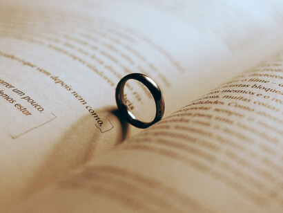Anillo dorado en medio de un libro abierto
