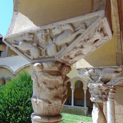 Chiostro del Monastero di Santa Sofia, pulvino con leoni. Benevento, Italia