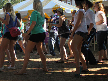 Otra vez septiembre y acuden Kalita y Lúa;     
Bien llegado desorden, ellas son nuestro doméstico árbol de la vida. Bailando en el pario de la escuela
