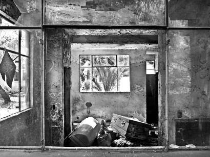 Ataúdes en casa abandonada. Arturo Bermúdez,
@bermudezphoto