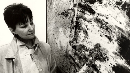 La pintora alicantina, Juana Francés, junto a una de sus obras