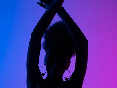 É importante destacar que o autocuidado, aqui, não se reduz a uma prática individual desconectada do mundo. Ele se articula com a construção de comunidade. Aquilombar é lembrar que sobreviver nunca foi um ato solitário. Historicamente, os quilombos foram espaços de reorganização da vida, do cuidado coletivo e da preservação da humanidade em contextos de violência extrema. Atualizar esse conceito para o presente é reconhecer que a saúde mental de pessoas negras também depende de espaços de pertencimento e apoio mútuo