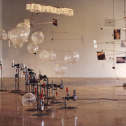 Frédéric Lecomte, Shooting gallery, 1993, 26 sèche-cheveux modifiés, ballons de baudruche imprimés en noir et blanc, serre-joints, socle en acier, Dimensions variables © l’artiste