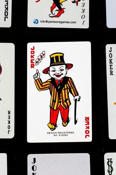 I trickster sono figure che sfidano le regole e l’ordine stabilito, spesso con astuzia e inganni che rivelano verità nascoste