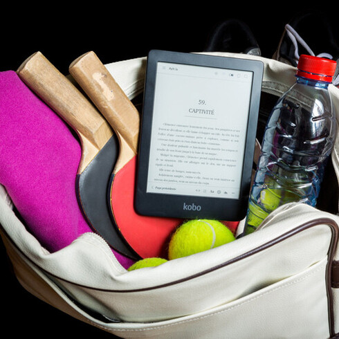 Leitor de livros em formato digital dentro de bolsa de esportes