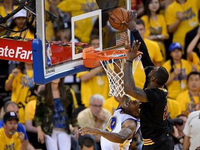 Lebron James a lo suyo: repartiendo tapones