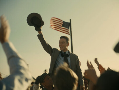 Com direção de Christopher Nolan e Cillian Murphy como Robert Oppenheimer, o filme "Oppenheimer", lançado em 2023, conquistou prêmios por sua narrativa envolvente e performances marcantes, destacando um momento crucial na história