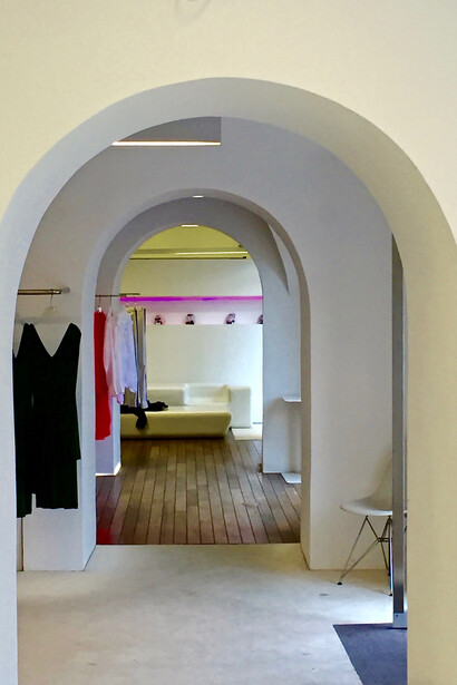 La boutique minimalista del marchio di moda slovena Cliché