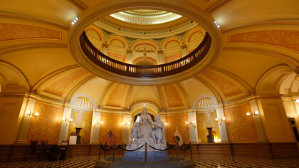 Estatua de Cristóbal Colón pidiendo financiación a Isabel la Católica para su viaje a América, en el Capitolio Estatal de California, EE. UU. Esta estatua fue retirada en junio de 2020