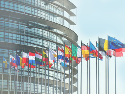 Banderas de los países miembros de la UE en el exterior de la sede del Parlamento Europeo, Bruselas, Bélgica