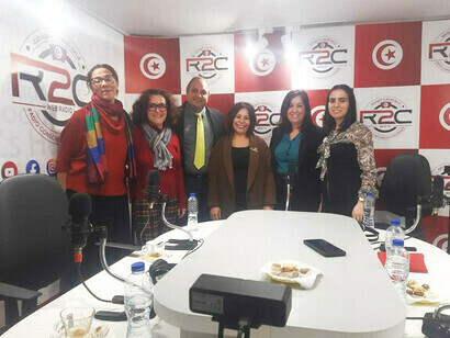 Hend Ben Haj Ali con il team radiofonico R2C e Ayda Ben Chaabane
