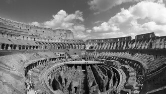 Colosseo, Roma, Italia. Si può immaginare con ragionevole certezza che gli spettatori quando assistevano agli eventi fossero letteralmente pigiati gli uni sugli altri. Lo spazio assegnato a ogni singola persona, a eccezione delle prime file dove i posti erano più ampi, non deve essere stato particolarmente largo, così come era minima anche la distanza fra una fila di posti e l’altra