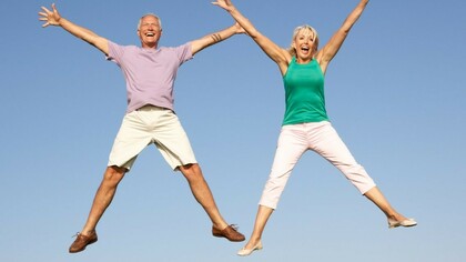 Una pareja de jubilados disfrutando de la vida