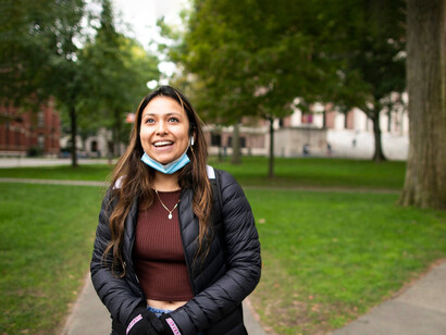 Universitaria en el campus de Harvard. A pesar de ser una universidad privada, Harvard ha resistido los intentos del Gobierno de intervenir en sus contenidos y decisiones internas