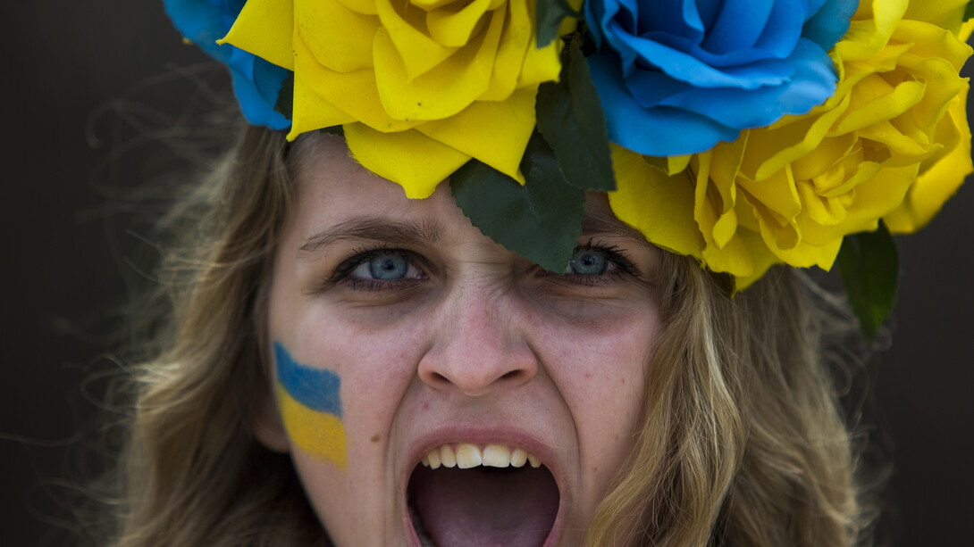 Un manifestant crie des slogans lors d'une manifestation à l'appui de l'agitation de l'Ukraine contre le président