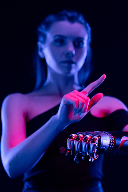 Representação de uma inteligência artifical em sua forma metade humana, metade robô