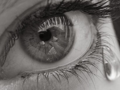 Una lágrima cae de un ojo