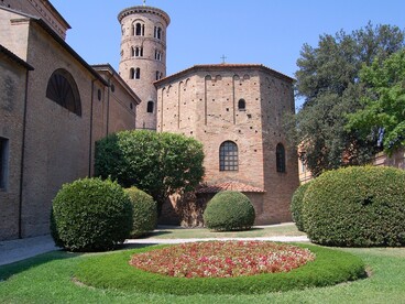 Il Battistero Neoniano è uno dei più antichi monumenti cristiani di Ravenna, celebre per il mosaico della cupola che rappresenta il battesimo di Cristo. Ravenna, Italia