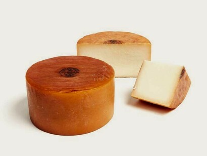 Idiazabal: es un queso elaborado con leche cruda de oveja Latxa