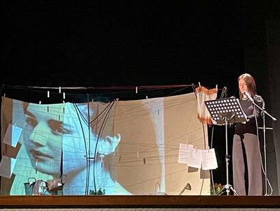 Dettagli della scenografia mentre Sara Garbizza recita il suo monologo (foto di Angelita Mollo)