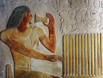 Secondo la tradizione, scrisse i suoi insegnamenti in tarda età per tramandare la saggezza accumulata nella vita