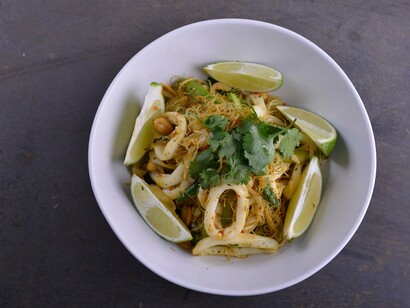 Hung Fai. Fideos udon con verduras y sepia