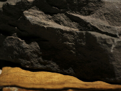 Jacopo Naccarato Pancia in pietra 5, pietra arenaria, tessuti, 2020 Ph. Giulia Ballotti   