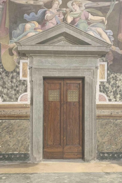 Basilica di San Vitale, Roma, Italia. Portale marmoreo interno dopo i restauri effettuati nel 2023 dagli allievi dell’Istituto Restauro Roma