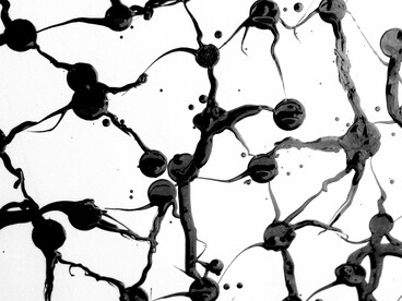 Formas abstratas evocam redes de conexão semelhantes às estruturas celulares que orientam o crescimento neural. Na regeneração neurológica, a organização desse microambiente pode ser decisiva para restabelecer caminhos interrompidos