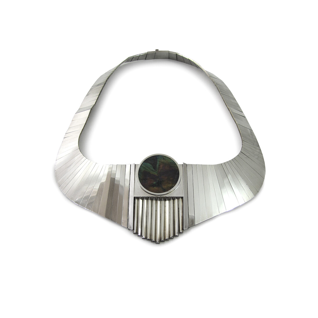 Dorothy Hogg, Articulated Necklace, 1969-1970, labradorite, silver, 19 x 26 cm, © Stacey Bentley
