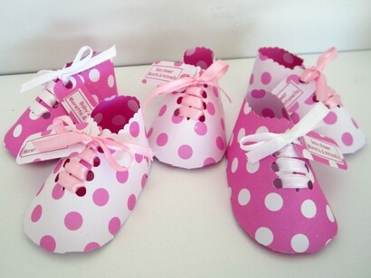 Zapatos de cartulina para regalar a las asistentes a un baby shower