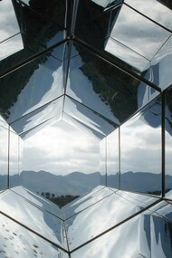 Dentro a uno specchio deve essere come negli occhi di chi non finisce mai di cercare