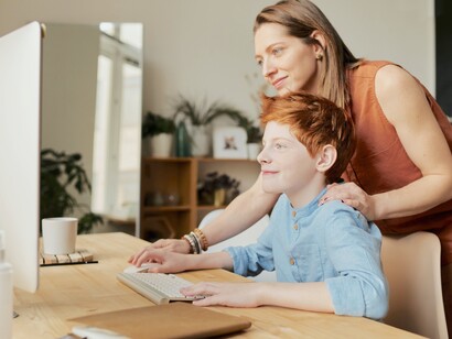 Mãe acompanha os estudos do filho