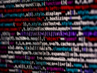 La tecnologia è il mezzo attraverso il quale l'uomo supera i propri limiti fisici e intellettuali, espandendo il proprio potenziale oltre le capacità naturali