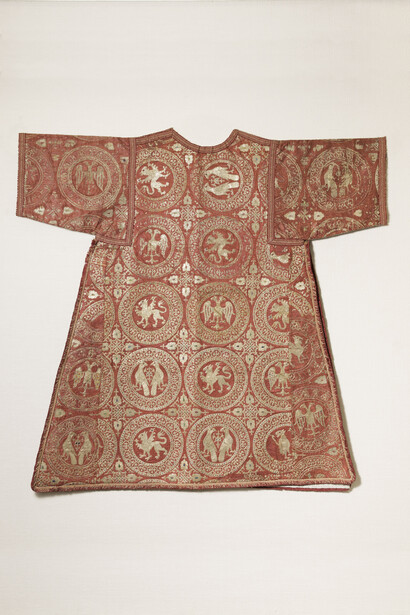 Dos dalmáticas en opus cyprense. Segundo cuarto del siglo XIII. .Samite rojo bordado con hilo dorado en punto apretado. Anagni, Museo de la Catedral en Roma, Italia