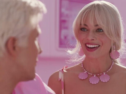 A mudança da Barbie estereotipada, perfeita, plastificada para uma mulher, para descobrir quem ela é como mulher se dá pelo apoio de outras mulheres no mundo real