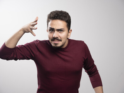 Cuando los humanos tenemos rabia exagerada y continuada, está debería ser tratada pues cuando se convierte en una única y constante forma de respuesta al entorno hay que discernir cuáles son las causas o su origen