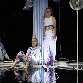 (Nicht)mütter! ([non]mothers!). Courtesy of Residenztheater