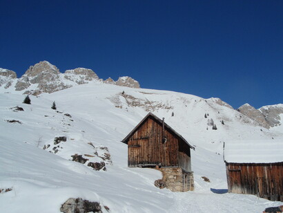 Costruzioni in legno sulle montagne innevate