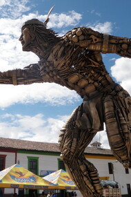 Estatua de indígena practicando el tejo en el municipio de Turmequé, Boyacá, Colombia