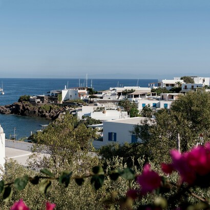 Ogni estate l’isola cambia volto: i turisti occupano spazi, il tempo si scompone