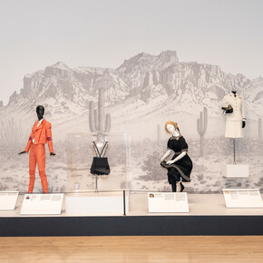 La colección. Grandes exitos (Vol. 1), el arte de archivar la moda, vista de exhibición. Cortesía del Phoenix Art Museum