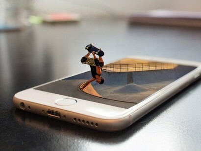 Lo smartphone, ormai, è sotto molti aspetti una grande perdita di tempo: a portata di un click si hanno esperienze immersive di qualsiasi tipo
