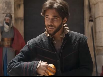 Es verdad que las penosas circunstancias en que vivió su encierro, más alguna que otra calumnia o intriga por parte de contemporáneos de Cervantes, le permiten al director de este film ofrecernos un guion errático y mal desarrollado. Julio Peña Fernández en el rol de Miguel de Cervantes, en la película El Cautivo (2025)