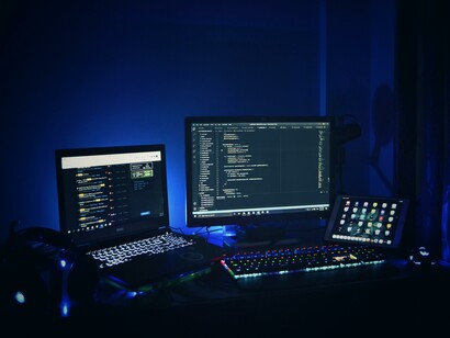 Computer. Giornate, settimane, mesi, anni interi passati davanti ad un monitor a scrivere, parlare, discutere, organizzare, lavorare…
